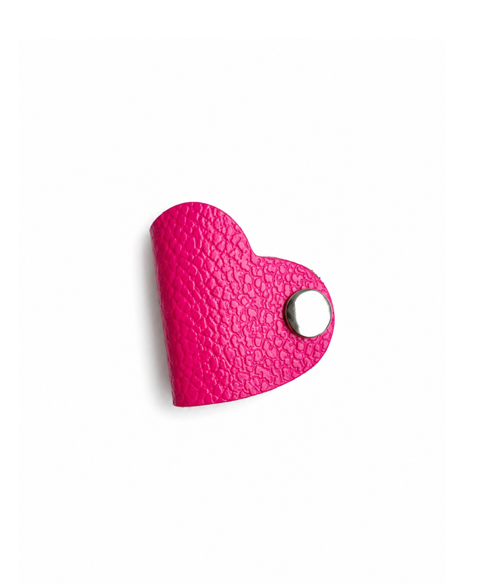 Portacables en cuero Oh My Love – Corazón Dalius fucsia